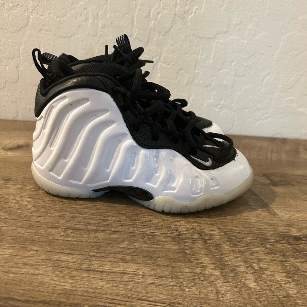 NIKE LITTLE POSITE ONE (PS) WHITE-METALLIC SILVER-BLACK SZ 11c Pre Owned No Box